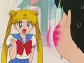 Lagu Momentos divertidos de Sailor Moon: Serena le da una cachetada a Darien [latino]
