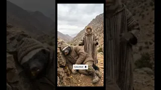 قردوش وعسيلة مشاو باش يحيدوا العسل من العش النحل  عسيلهة سخف عضو النحل اقردو ش كايتسناه يفيق هههه  دندنها