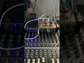 Download Lagu Gebruik audioapparatuur op unieke manieren om professioneel audiogeluid toe te voegen aan uw prod...