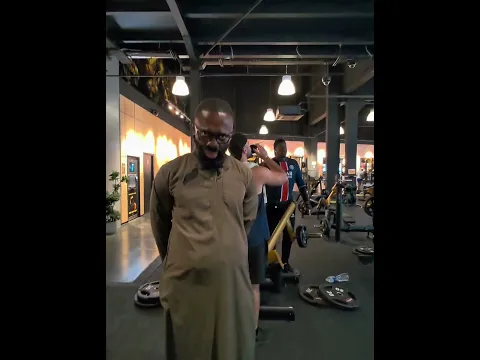 Cette personne a la salle