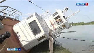 В Омске затонуло судно, оставив большое масляное пятно