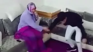 شاهد المقطع ده ولد وامه ههههههههههه 