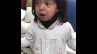 كيف استقبل الملك سلمان الطفلة التي بكت من اجل زيارته للقريات 