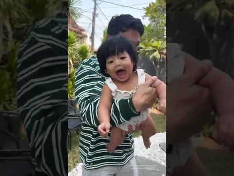 Ekspresi Fara antara senang dan takut digendong sama Ai