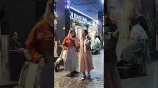 استایل خیابانی واقعی دختر ایرانی شورت تیک تاک تور پیاده روی 