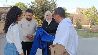 خسر كل فلوسه وعايش علي فلوس مراته وشغل ابوه جنايني في الفيلا عند مراته 