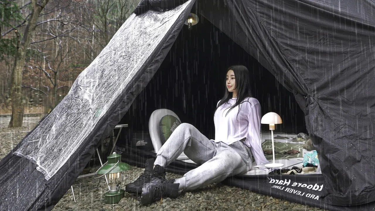 큰 창문으로 즐기는 포근한 좌식 우중캠핑 ☔️ 옛날 통닭 튀김 . 화로대 불멍. 캠핑 브이로그 . 솔로캠핑 . ASMR サムネイル