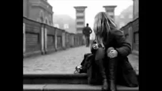 الاغنيه دى قالت كتير عن الحب   حاجه صعبه    الفراق صعب دندنها