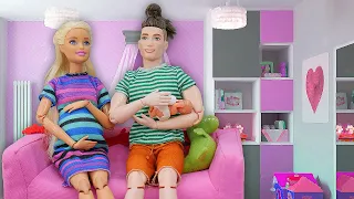 Download Barbie e Ken estão preparados para cuidar do bebê deles! Vídeo com bonecas Barbie para meninas MP3