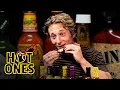 Download Lagu Jeremy Allen White Embraces Chaos While Eating Spicy Wings | Hot Ones
