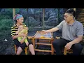 Download Lagu The single mother was very happy because the kind man bought her a table and a chair - Lý Tử Nhi