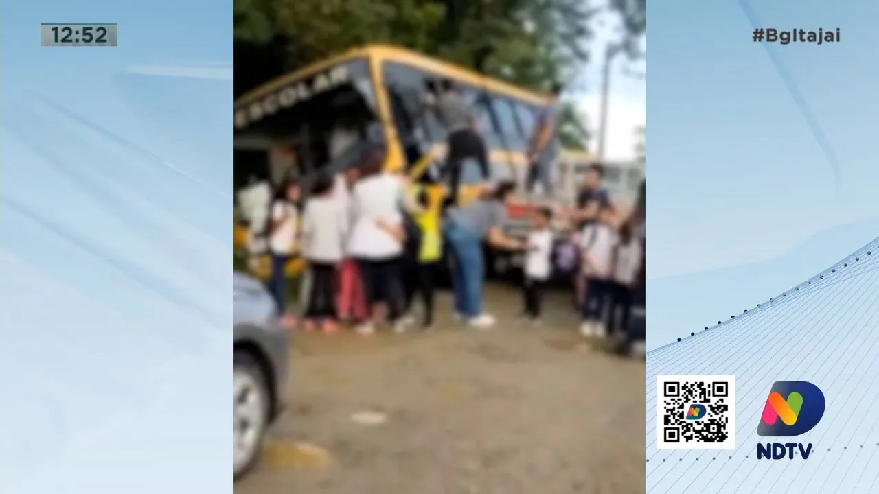 Ônibus escolar tomba e alunos são resgatados em Navegantes