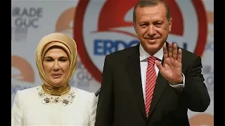 شاهد كيف حاول الرئيس الفرنسي ماكرون تقبيل يد زوجة أردوغان 