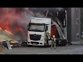 Zeer grote brand in bedrijfspand in Rotterdam, pand deels ingestort