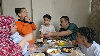 النور قطع واحنا حاطين الطبليه فطرنا في البلكونه وكان يوم من ايام الريف مع لمه العيله على السندوتشات 