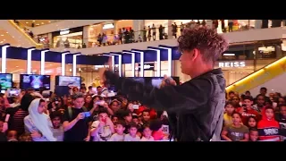 دايلر يغني اسف في مول في دبي 