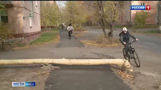 Омичи пожаловались на новую трубу с горячей водой посреди тротуара