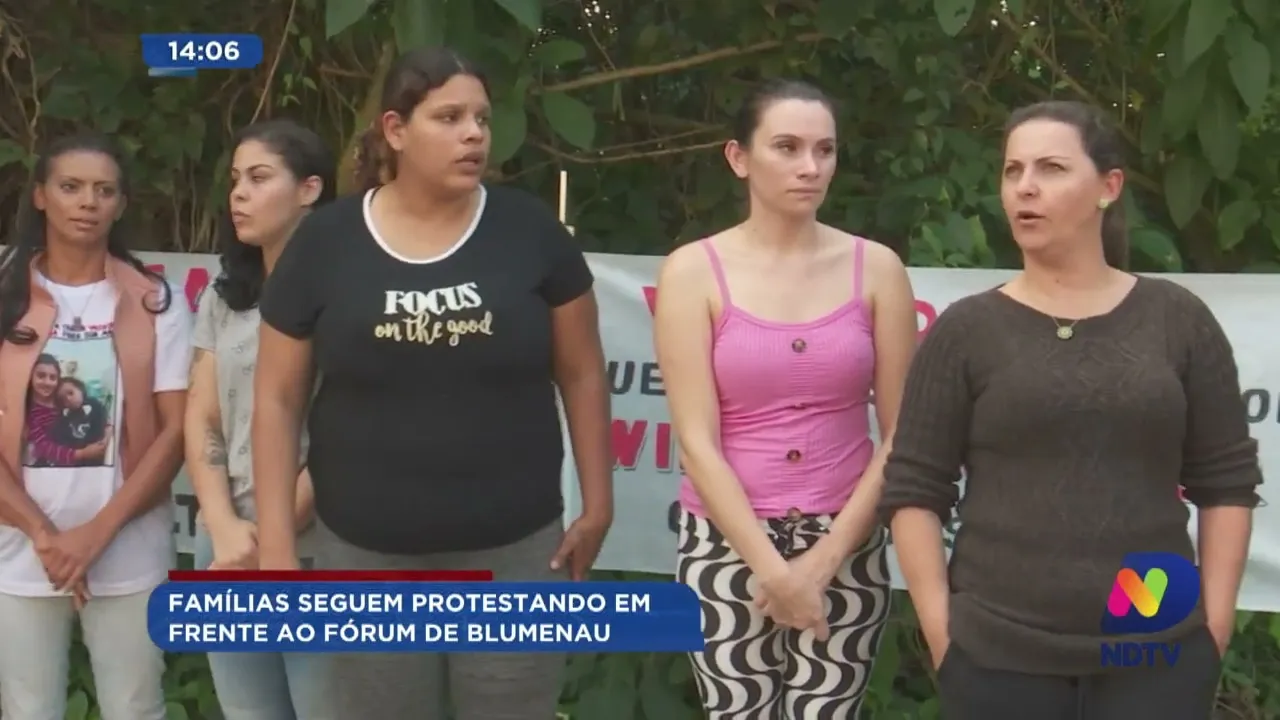 Crianças: famílias seguem protestando em frente ao fórum de Blumenau