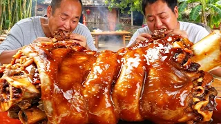 修完田堤整鍋硬菜,二弟做“醬大骨”,醬香濃郁哥倆大口吃肉真過癮!【鐵鍋視頻】