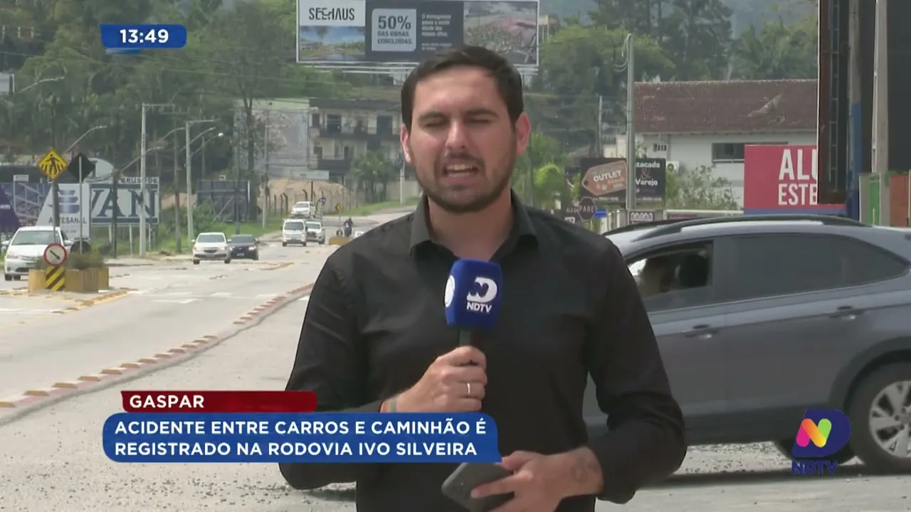Acidente entre carros e caminhão é registrado em rodovia de Gaspar