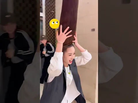 The girl’s hair looks like a pine tree! 🌲👧