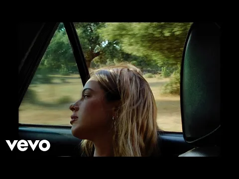 Video Thumbnail: TINI - De Papel (Official Video)