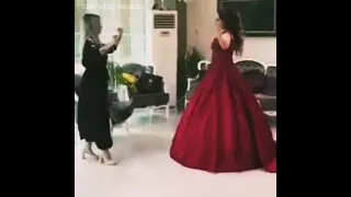يم التوب الأحمر قلبي عم يتمرمر دندنها