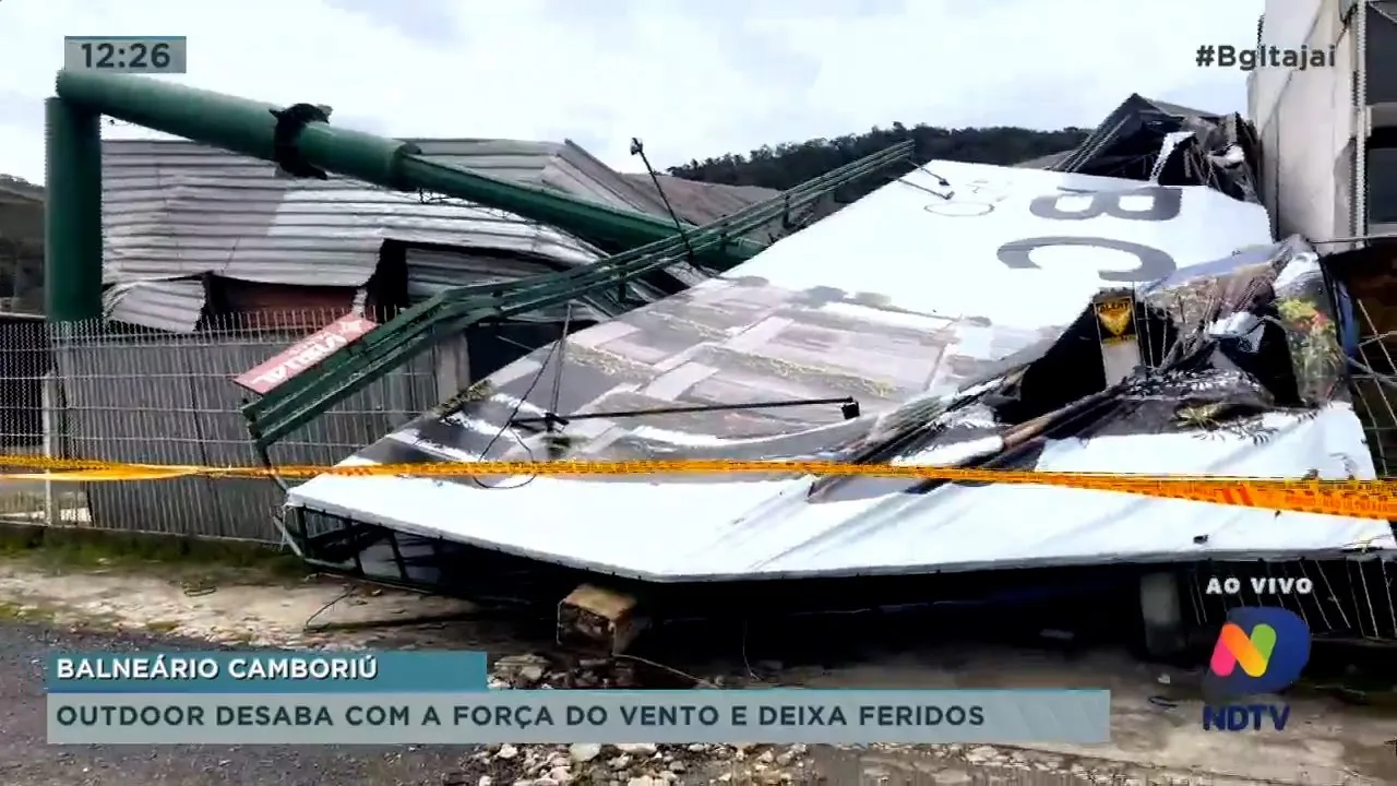 Estragos causado pelo vendaval desta segunda-feira em Itajaí e Balneário Camboriú