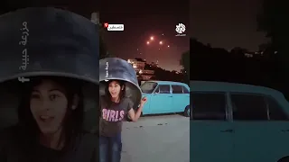 قبة حديدية طريفة طفلة فلسطينية تغطي رأسها بطنجرة كبيرة لحظة الصواريخ الإيرانية 
