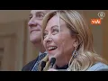 Meloni scherza coi dipendenti di Palazzo Chigi: Vi guardo negli occhi anche se altezza non mi aiuta