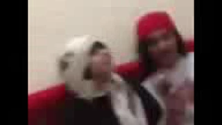 ركون الفراولة يعطي واحد شفة      دندنها
