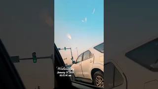 شارد الذهن      يسجل حضورا  كاملا  في مكان آخر           دندنها