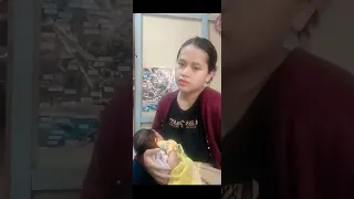 mama muda sedang menyusui anaknya beranda mama menyusui anak 