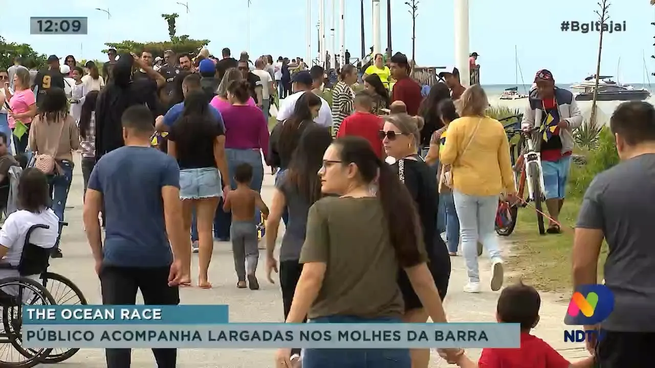 Público acompanha largada nos molhes da Barra