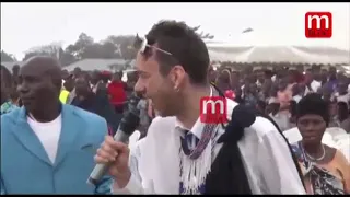 Nimeshangaa Sana Kuona Mzungu Anaimba Nyimbo Za Asili Ya Kisukuma  Nimeshangaa Sana Kuona Mzungu Anaimba Nyimbo Za Asili Ya Kisukuma