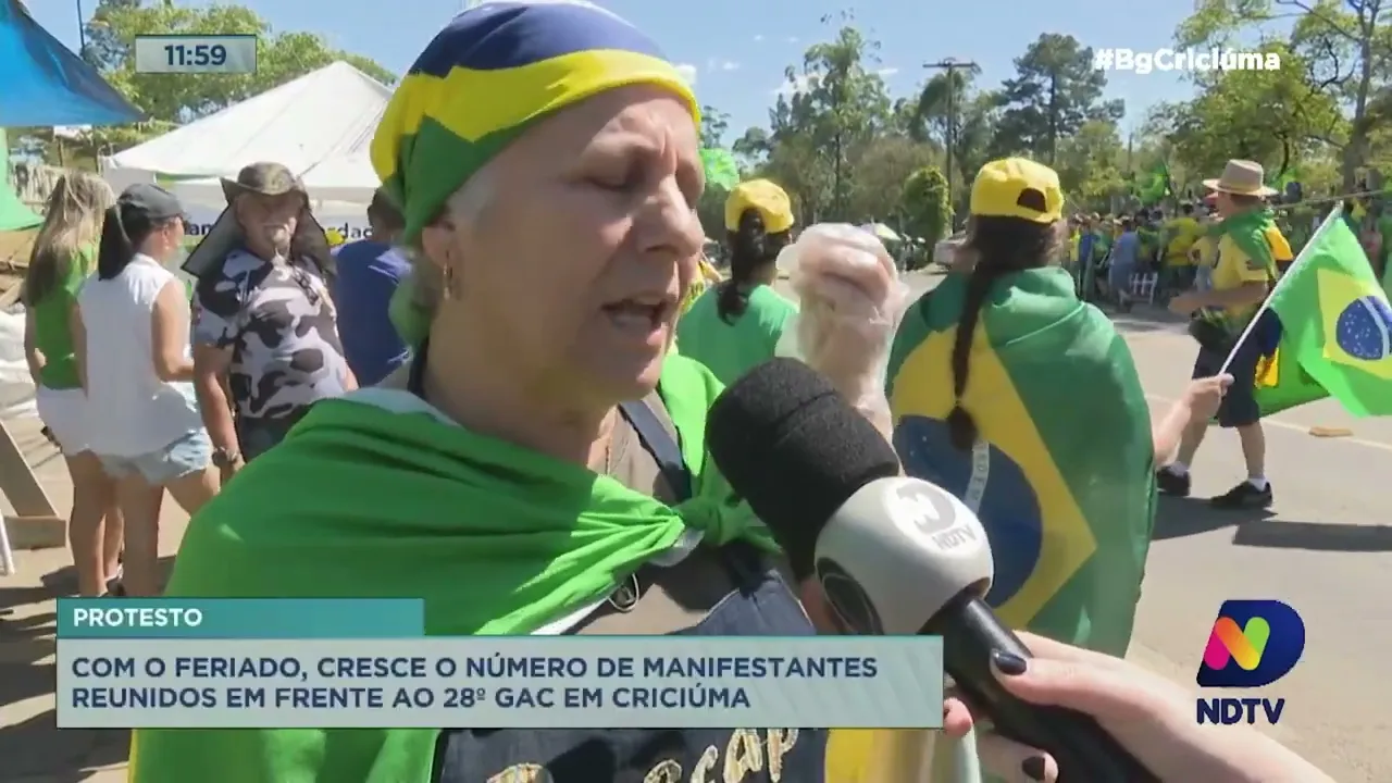 Com feriado, cresce número de manifestantes em frente a Exército em Criciúma