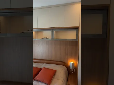 Esse foi o segredo que deu leveza pra esse quarto com armários em cima da cama!