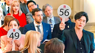 معجبة مهووسة بتتورط فى إشاعة حب مع فنانها المفضل ف بتضطر تمثل انها مرتبطة بمديرها علشان تحمى نفسها 