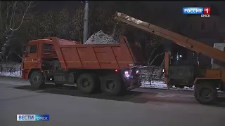 Омские дорожники всю ночь убирали выпавший снег
