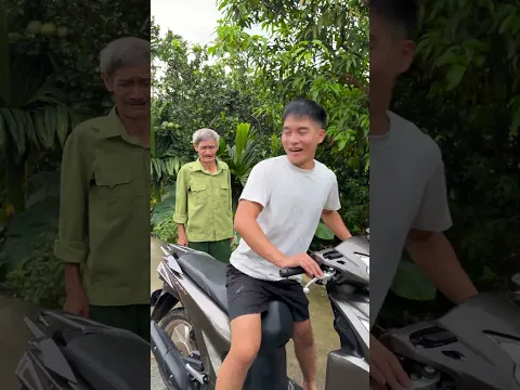 Trò đùa xe máy hài hước của Hai Ông cháu😂#shorts