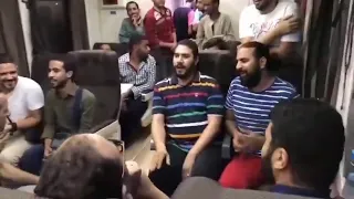 شباب يمدحون النبي في القطار بأصوات رائعة أبهرت الجميع 