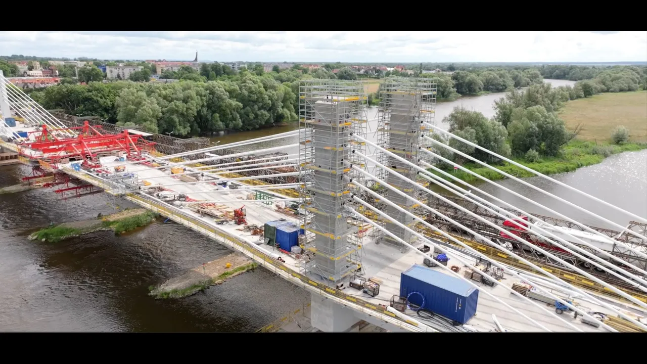 Po dwóch stronach mostu w Kostrzynie nad Odrą