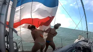 Sail Breaks Loose on 2 Girls Outrunning a Storm – Almost Lost Eveything [S01:E17]