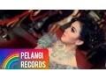 Download Lagu Syahrini - Aku Tak Biasa (Official Music Video)