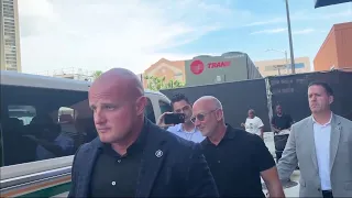 رصد جيف بيزوس مؤسس أمازون أثناء حضوره لأداء واجب هيئة المحلفين في ميامي دندنها