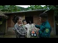 Download Lagu Alleenstaande moeder Ly Tieu Ly kreeg onverwachts een cadeau van politieagent Son om aan baby Coca