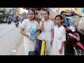 Download Lagu 3 chị em hát rong khiến cả khu phố chết lặng - Những Đồi Hoa Sim - Bé Hà Vi