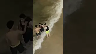 اجمل شواطئ مليىأ بالناس 