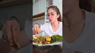 Makan nasi padang siang siang