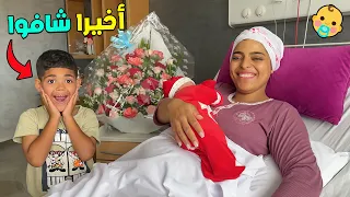 أخيرا يونس شاف اخوه البيبي يانيس أول يوم بعد الولادة الحمد لله 